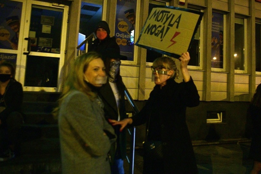 Protest kobiet w Radomiu. Uczestnicy znów przeszli ulicami miasta krytykując rząd. Zobacz zdjęcia 