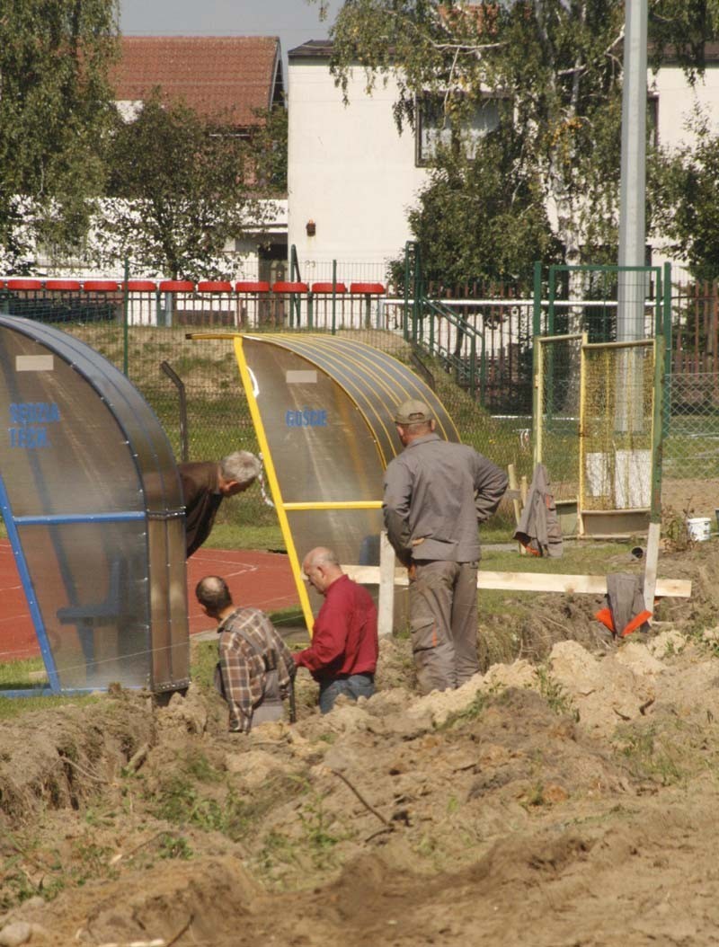 Robotnicy powrócili na plac budowy trybuny wschodniej.