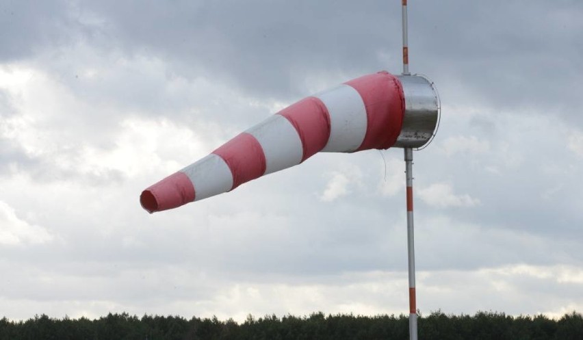 IMGW ostrzega przed silnym wiatrem na Pomorzu. Strażacy w powiecie interweniowali cztery razy