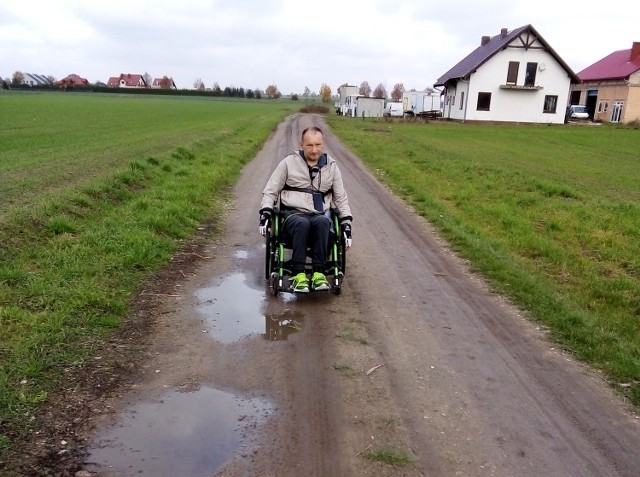 Gdy spadnie deszcz Karol ma spore problemy z przejazdem przez ulicę. Zdjęcie nie oddaje skali problemu. Pozwala jednak wyobrazić sobie, z jakimi przeszkodami kaźmierzanin musi się mierzyć