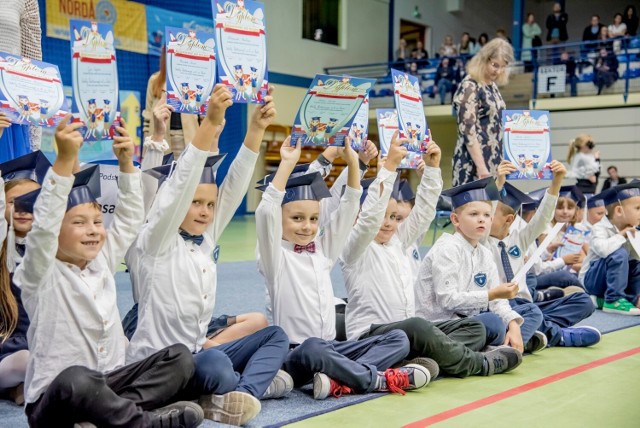 W pierwszej turze uroczystych ślubowań w Rumi wzięli udział uczniowie ze szkół: SP Nr 1 im. Józefa Wybickiego, SP nr 7 im. Karola Wojtyły, SP nr 6 im. Aleksandra Majkowskiego i SP nr 10 im. Jana Brzechwy