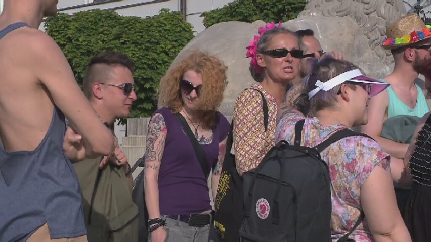Pokaz mody LGBT przed Pałacem Prezydenckim [wideo]