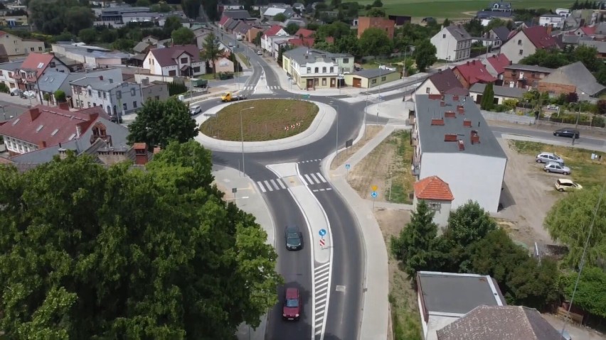 Zobacz nowe rondo w Margoninie z lotu ptaka. Budowa właśnie dobiegła końca. Dużo wygodniejsze skrzyżowanie w centrum Margonina