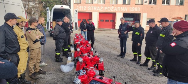 Na terenie jednostki Ochotniczej Straży Pożarnej w Koronowie druhowie odebrali motopompę TOHATSU VE1500