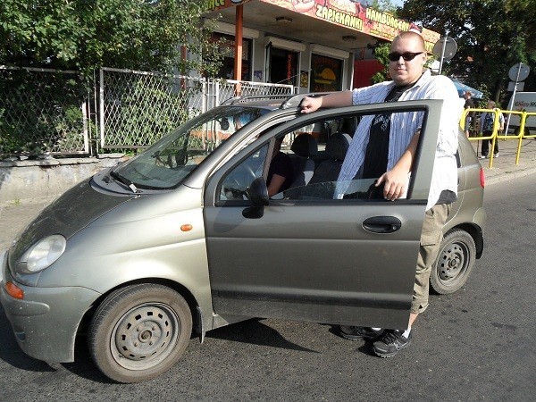 Dariusz Jakubczak przy swoim daewoo matizie. Nie narzeka na bytomskie drogi