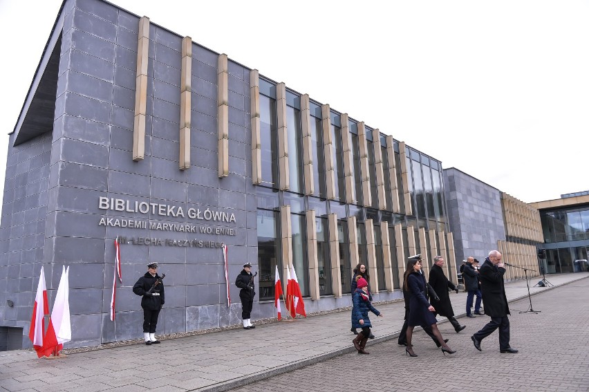 Gdynia: Flesz z przeszłości. 12.03.2017. Marta Kaczyńska na nadaniu bibliotece AMW imienia jej ojca. Pojawili się też znani politycy 