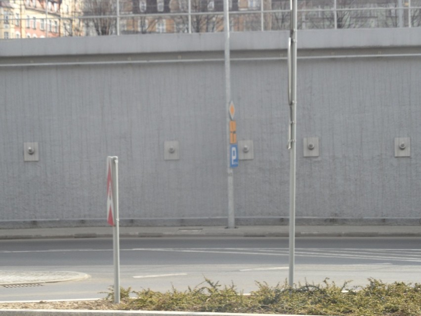 Ściana przy wjeździe do tunelu od strony ulicy Dworcowej