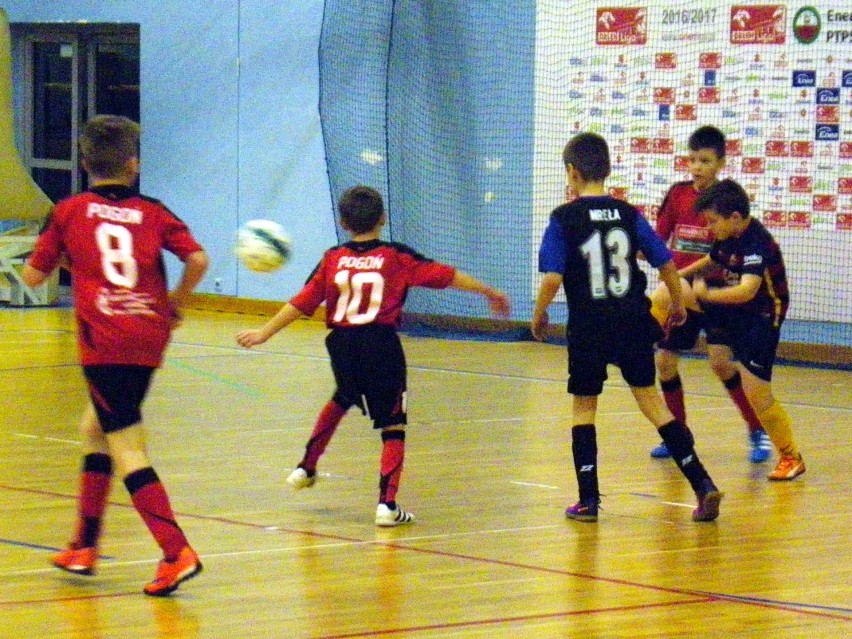 Halowa piłka nożna: w finale Football Academy I Piła i MOSiR II Piła