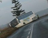 Autobus z wycieczką z Ciechocinka do Lichenia wjechał do rowu 