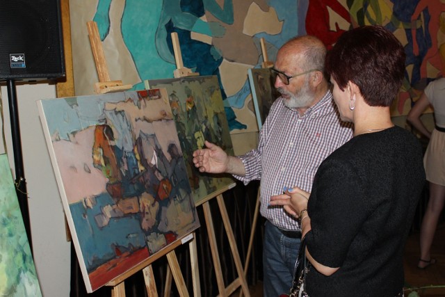 Uczestnicy pleneru malarskiego w Wieluniu pokazali swoje prace w sali widowiskowej WDK