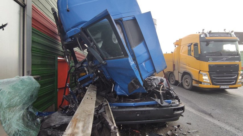 Wypadek na S8 w Piotrkowie 3.11.2020. Zderzenie ciężarówek...