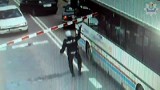 Lęborskiemu policjantowi, który uratował pasażerów autobusu PKP podziękuje, a policja szuka świadków