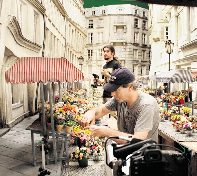 Rynek w Paryżu. Kim Blanchette mocuje kwiatki na żyłce