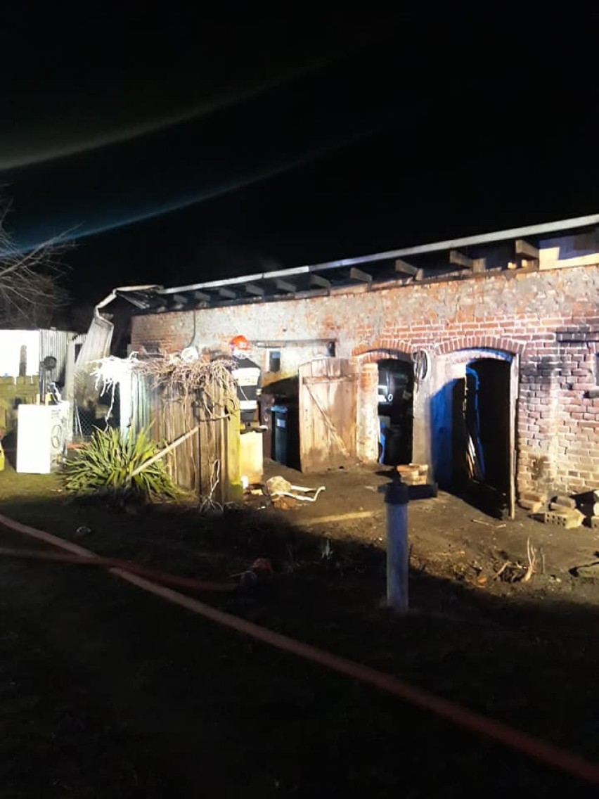 Kolejny pożar w Golimowie. Rozległy ogień kilku pomieszczeń gospodarczych gasiło 5 zastępów straży 