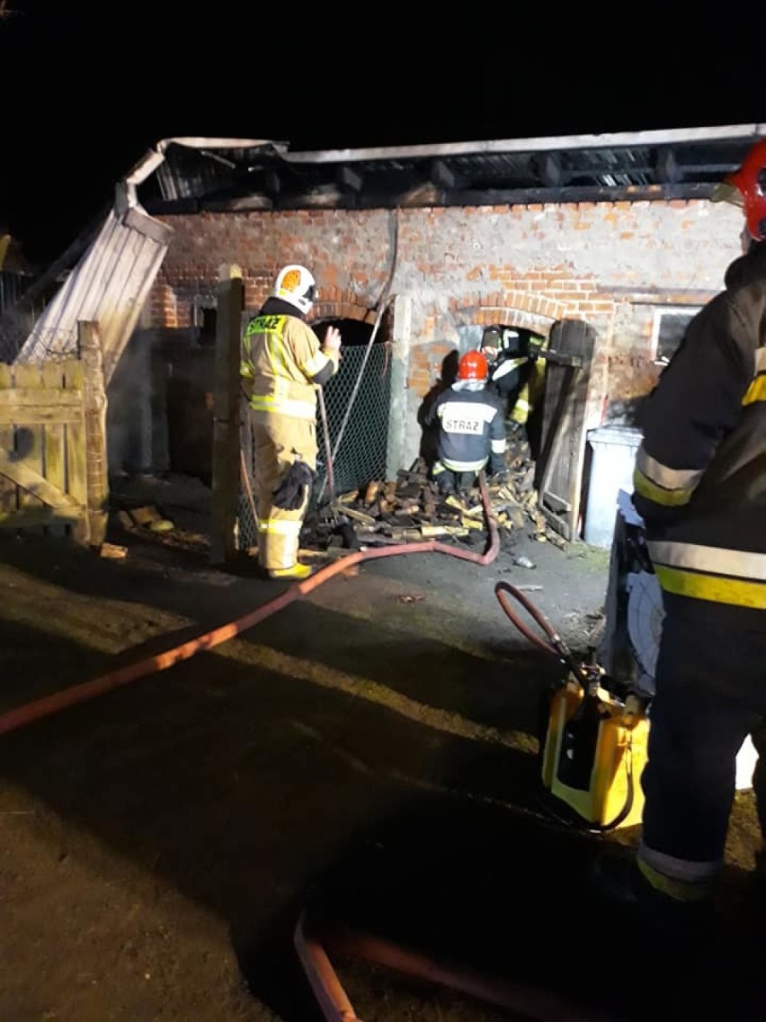 Kolejny pożar w Golimowie. Rozległy ogień kilku pomieszczeń gospodarczych gasiło 5 zastępów straży 