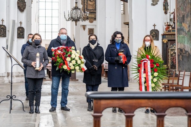 W 11 rocznicę Katastrofy Smoleńskiej prezydent Gdańska Aleksandra Dulkiewicz, przewodnicząca Rady Miasta Agnieszka Owczarczak oraz grupa posłów Koalicji Obywatelskiej oddali hołd Maciejowi Płażyńskiemu.