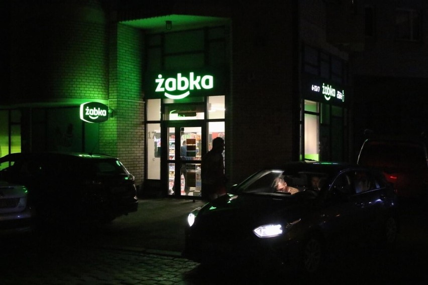 Na ul. Kossaka w Bydgoszczy w sklepie „Żabka” znajduje się...
