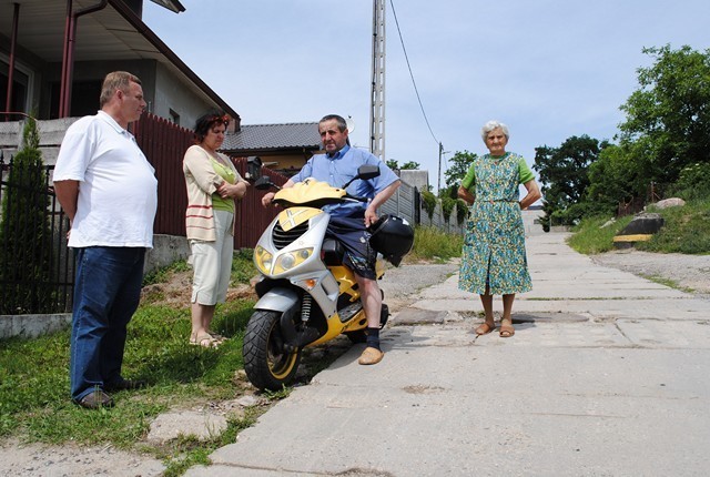 Mieszkańcy boją się chodzić i jeździć po prowizorycznej ulicy