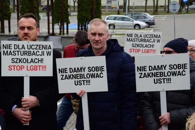 Dziś przed siedzibą biura poselskiego posła Krzysztofa Brejzy w Inowrocławiu odbył się protest środowisk prawicowych. 

Protestowali między innymi przeciwko wprowadzaniu karty LGBT do szk&oacute;ł. Na transparentach pojawiły się takie hasła jak: &quot;Nie dla uczenia masturbacji w szkołach! Stop LGBT!&quot;

- Podobno w urzędzie miasta rozmawia się o wprowadzeniu karty LGBT do inowrocławskich szk&oacute;ł. Czy Koalicja Obywatelska i środowiska z nią związane naprawdę zamierzają wprowadzić tę kartę? Apeluję do prezydenta, by odpowiedział na moje pytanie: czy prawdą jest, że po wyborach zostanie ona wprowadzona w Inowrocławiu? - pytał w trakcie protestu Ireneusz Stachowiak, były wiceprezydent Inowrocławia, szef wojew&oacute;dzkich struktur Solidarnej Polski.

- Przypomnijmy, że karta lesbijek, gej&oacute;w, biseksualist&oacute;w i transseksualist&oacute;w m&oacute;wi o tym, że dzieci w wieku od 4 lat mają być uczone masturbacji, że w wieku od 4 do 6 lat mają być uczone tego, że związki tej samej płci są dobre, fajne i miłe, a w wieku od 6 do 9 lat mają być uczone, co to jest seks. My mamy uczyć nasze dzieci miłości i szacunku do drugiego człowieka, mamy uczyć, co to jest rodzina, bo seks jest tylko jednym z element&oacute;w miłości - podkreślał Ireneusz Stachowiak.

- Czy pan prezydent chce nam zafundować warszawskie standardy w Inowrocławiu? Czy utożsamia się z pomysłem Koalicji Obywatelskiej, kt&oacute;ra poprzez usta wiceprezydenta Warszawy Pawła Rabieja m&oacute;wi, że na początku przyzwyczaimy  mieszkańc&oacute;w, że związek ludzi tej samej płci jest czymś normalnym, a potem wprowadzimy związki partnerskie, kt&oacute;re będą mogły adoptować dzieci. My m&oacute;wimy temu stanowcze: nie! - przekonywał Stachowiak. 

Poprosiliśmy o komentarz Magdalenę Łośko, wiceprzewodniczącą Rady Miejskiej w Inowrocławiu, liderkę Platformy Obywatelskiej w Inowrocławiu. Odpowiedziała kr&oacute;tko: - Radni Koalicji Obywatelskiej w Inowrocławiu nie pracują nad tego typu dokumentem.

A co na to poseł Platformy Obywatelskiej Krzysztof Brejza?
- Właśnie spaceruję z żoną i tr&oacute;jką dzieci po wspaniałych Solankach, w końcu jest sobota. Polecam działaczom PiS, też będą mogli się dotlenić i spędzić prorodzinnie czas - m&oacute;wi poseł Brejza. To jego komentarz do prawicowego protestu. 

Przypomnijmy. Karta LGBT  ma być realizowana w Warszawie.  Prezydent stolicy Rafał Trzaskowski podkreśla, że zajęcia mają być dobrowolne, a decyzja o uczestnictwie w nich ma zależeć do rodzica. Prezydent podkreśla, że dokument nie zakłada wczesnej seksualizacji dzieci. - Chcemy tylko i wyłącznie rozszerzyć zajęcia dotyczące tolerancji, walki z ksenofobią, kt&oacute;re już dzisiaj są w podstawach programowych - m&oacute;wił w trakcie konferencji prasowej. &bdquo;PiS opowiada bzdury o rzekomych planach deprawowania dzieci, podczas gdy w rzeczywistości chodzi o rozmowę o tolerancji&rdquo; - napisał na Twitterze. 

Więcej w materiale wideo: 
&lt;script class=&quot;XlinkEmbedScript&quot; data-width=&quot;640&quot; data-height=&quot;360&quot; data-url=&quot;//get.x-link.pl/554e9c84-04a6-82e6-93d5-5e76215524b8,4030bcbe-6ef7-3b94-2645-8512492adb5c,embed.html&quot; type=&quot;application/javascript&quot; src=&quot;//prodxnews1blob.blob.core.windows.net/cdn/js/xlink-i.js?v1&quot;&gt;&lt;/script&gt;

W trakcie protestu działacze poruszyli r&oacute;wnież inne tematy. Krytykowali posła Krzysztofa Brejzę za to, że w swoich wypowiedziach krytykuje PiS sugerując, iż Polską rządzą szejkowie, a zapomina o tym, że &quot;w Inowrocławiu funkcjonuje księstwo Ryszarda oraz kr&oacute;lestwo Krzysztofa Brejzy&quot;. 

Przekonywali, że poseł nie powinien mieć swojej siedziby w jednym z pomieszczeń hali sportowej, kt&oacute;rej właścicielem jest miasto zarządzane przez jego ojca. 

Mieli r&oacute;wnież żal o to, że w prezydium Rady Miejskiej Inowrocławia brakuje radnych opozycji. Nie ma ich r&oacute;wnież w najważniejszych dla miasta komisjach. 

- To są standardy demokratyczne, o kt&oacute;rych tyle m&oacute;wią prezydent Ryszard Brejza i poseł Krzysztof Brejza. Wmawiają nam, że demokracja łamana jest w Polsce, a nie widzę, że demokracja łamana jest w Inowrocławiu. Nie widzą, że Platforma Obywatelska zawłaszczyła w tym mieście wszystko. I to szef struktur powiatowych poseł Krzysztof Brejza doprowadził do tego, że takie standardy tu obowiązują - m&oacute;wił Stachowiak. 

O komentarz poprosiliśmy prezydenta Inowrocławia Ryszarda Brejzę.

- Straszenie, rozpowszechnianie nieprawdziwych informacji i szczucie - to jest właśnie domena PiS-u - odpowiedziała kr&oacute;tko Adriana Herrmann, rzecznik prasowy prezydenta Inowrocławia.