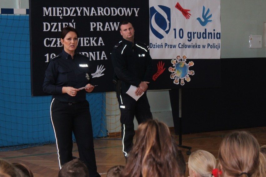 Międzynarodowy Dzień Praw Człowieka - w powiecie lipnowskim policjanci spotkali się z uczniami [zdjęcia]