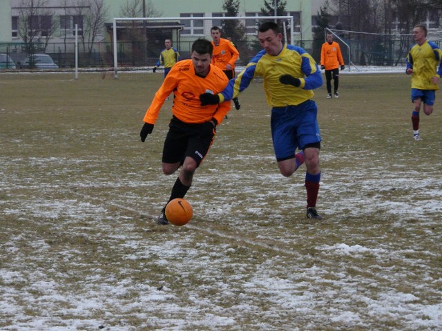 O piłkę walczy Jarosław Bąkowicz (w pomarańczowej koszulce), strzelec bramki dla Świtu Kamieńsk