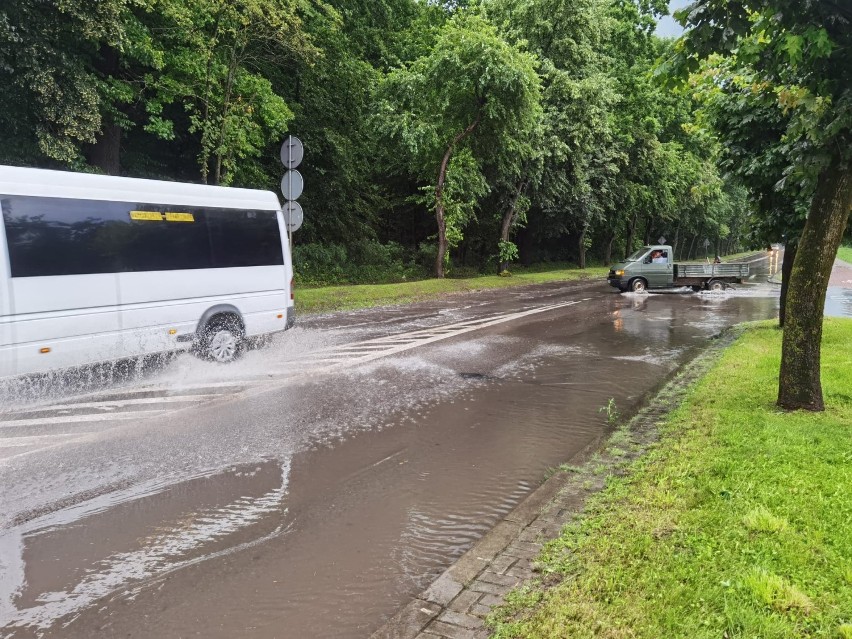 Ulewa przeszła nad Kraśnikiem. Zalane ulice miasta.  Zobacz zdjęcia i wideo z ul. Urzędowskiej