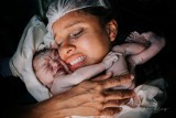 Oto najlepsze zdjęcia porodów. Te fotografie narodzin przełamują tabu. Konkurs Birth Photography 2021 rozstrzygnięty