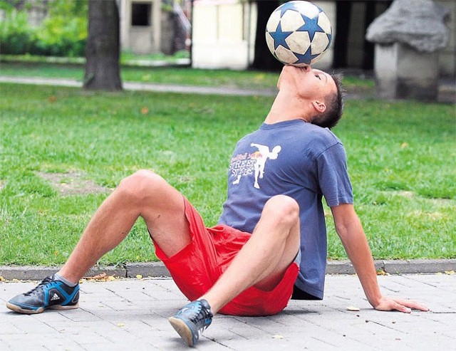 We freestylingu piłką można żonglować nawet na siedząco lub leżąco.