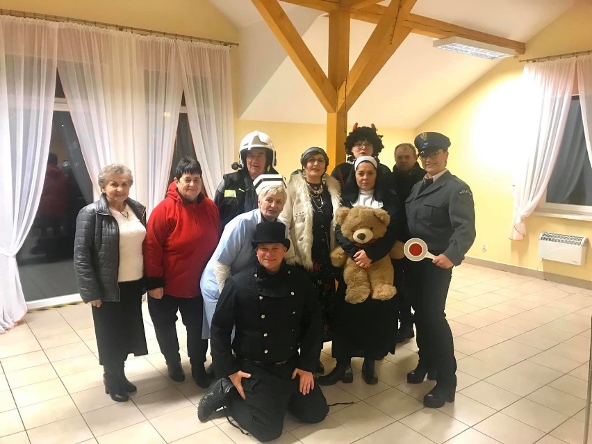 Wodzenie Niedźwiedzia w Goszczowicach. Korowód przebierańców przeszedł przez wieś w gminie Tułowice