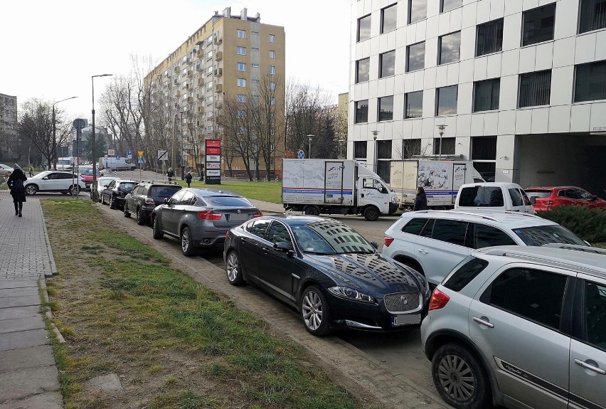 Kraków. Tak parkują samochody przed  Urzędem Marszałkowskim [ZDJĘCIA]