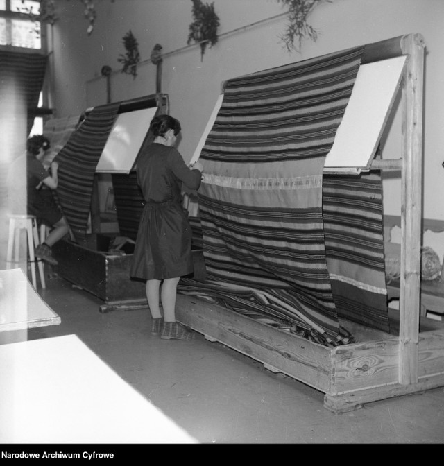 Kobiety podczas pracy przy tkaninach ludowych.