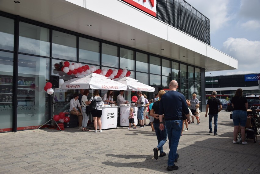 Mimo że oficjalne otwarcie Aniołów Park, który powstał przy ulicy Drogowców w Częstochowie, zaplanowano na 23 września, większość sklepów zaprosiła klientów już miesiąc wcześniej