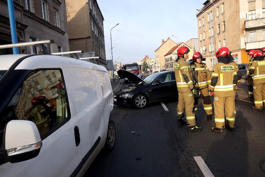 Wypadek na ulicy Żołnierzy II Armii Wojska Polskiego w Legnicy. Kierowca auta osobowego uciekł, zdjęcia