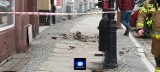 Fragment elewacji z kamienicy w centrum Gniezna spadł na przechodzącą kobietę