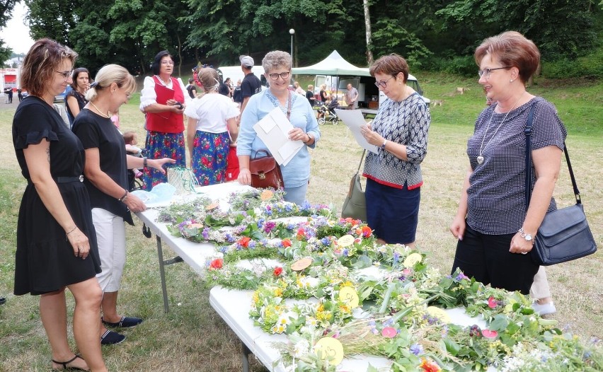 Noc Świętojańska w Wyrzysku. Zgodnie ze zwyczajem puszczano wianki na wodzie