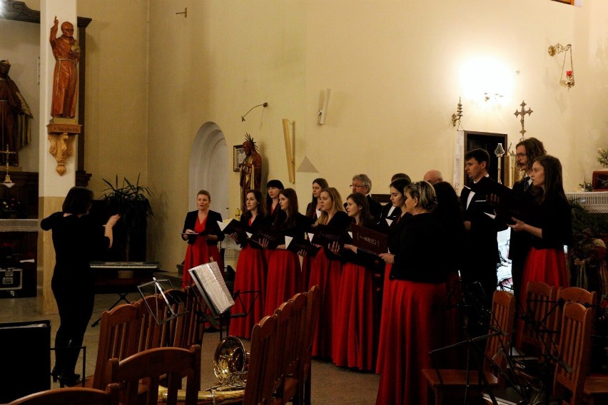 Koncert świąteczny w kościele w Strzebiniu   