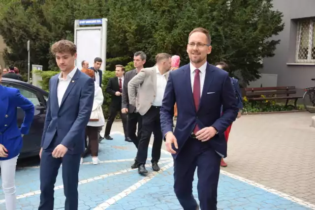 Jakub Kwaśny (z prawej) ogłasza 12 priorytetów na 12 dni kampanii przed II turą wyborów prezydenckich w Tarnowie