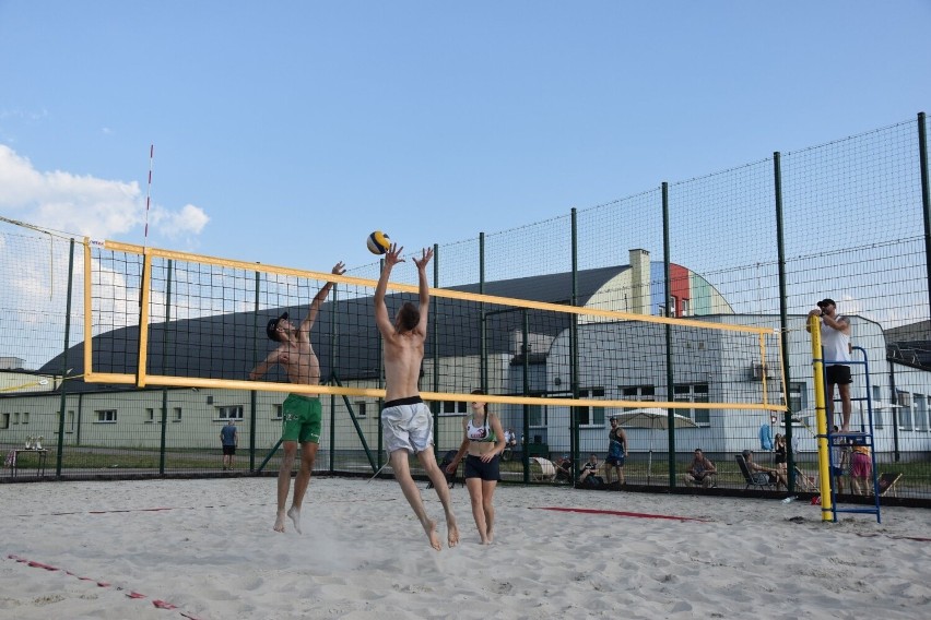 Wakacyjny Otwarty Turniej Siatkówki Plażowej w Staszowie. Rywalizowało 9 zespołów
