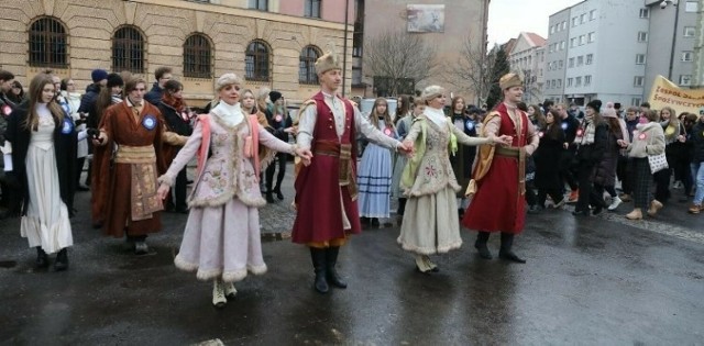 1.POMYLONE KROKI W POLONEZIE. Jeśli się pomylisz w tańcu, ale w sposób nieumyślny, to znaczy, że na maturze będziesz mieć szczęście i zdasz ją lekkim, tanecznym krokiem. Ale jeśli nie pomylisz kroku, to nie martw się. Już samo zatańczenie poloneza jest swego rodzaju zapewnieniem Ci pomyślności na egzaminie dojrzałości. Na zdjęciu - maturzyści z Zabrza wykonują poloneza w staropolskich strojach