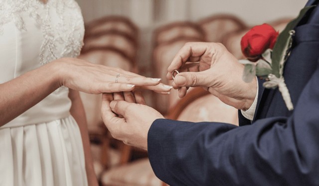 Pani Aneta będąc na chorobowym wzięła ślub w USC w Toruniu. Wesela nie było, tylko skromny obiad w domu. Za sprawą zaniepokojonej wszystkim koleżanki z pracy, o ślubie dowiedział się ZUS w Toruniu. Zażądał od kobiety zwrotu zasiłku chorobowego, ale sąd pracy stanął po stronie kobiety.