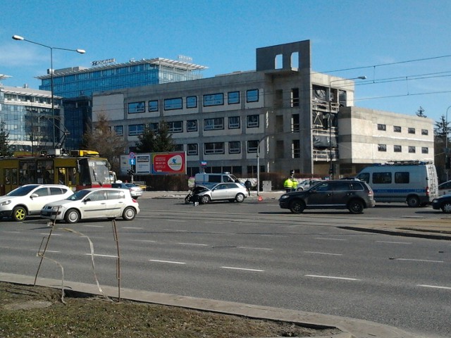 Wypadek na skrzyżowaniu Domaniewskiej z Wołoską. Rozbite auto blokuje skrzyżowanie