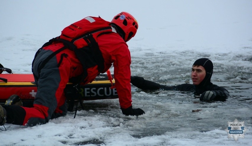 Konferencja o bezpieczeństwie w ferie i pokaz ratownictwa na lodzie nad zalewem Borki w Radomiu. Zobacz zdjęcia