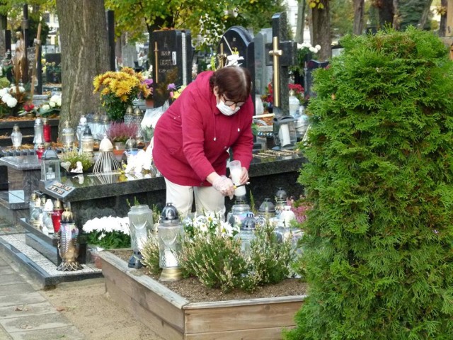 Stary cmentarz w Zduńskiej Woli po Wszystkich Świętych