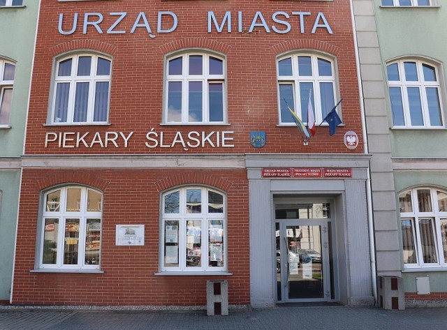Piekary Śląskie: na budynku Urzędu Miasta pojawiła się specjalna tabliczka. Przybliża ona jego historię