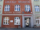 Na budynku Urzędu Miasta w Piekarach Śląskich pojawiła się specjalna tabliczka. Przybliża ona jego historię