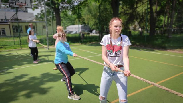 Zawody sportowe, konkurs plastyczny oraz zabawy taneczne - tak uczniowie Zespołu Szkół Specjalnych w Dębicy obchodzili Dzień Godności Osób z Niepełnosprawnością Intelektualną.