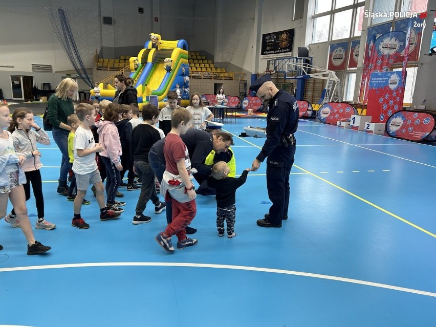 Policjanci z Żor przypominają dzieciom o najważniejszych...