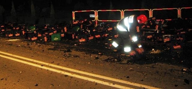 Butelki po piwie wypadły z tira na drogę