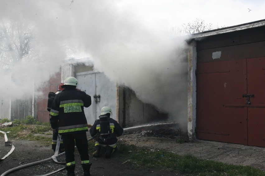 Pożar garaży przy Jaworzyńskiej w Legnicy (ZDJĘCIA)