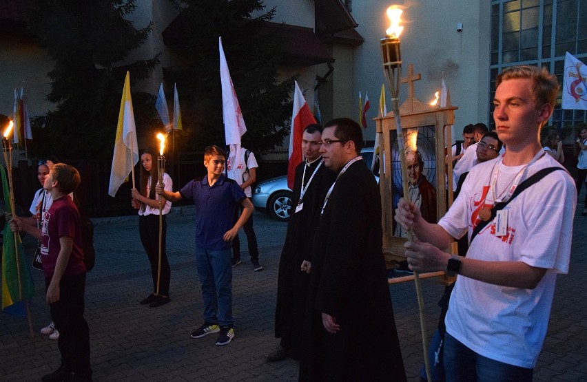 Pielgrzymi z Włoch i Gabonu, którzy oczekują na Światowe Dni...